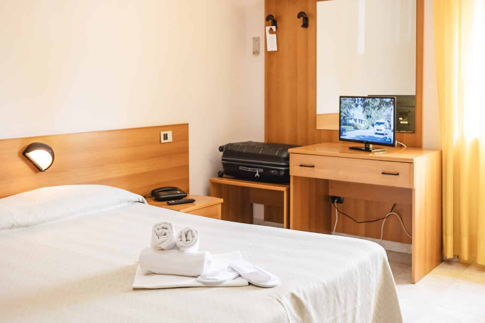 interno di una stanza d'hotel, con letto e tv
